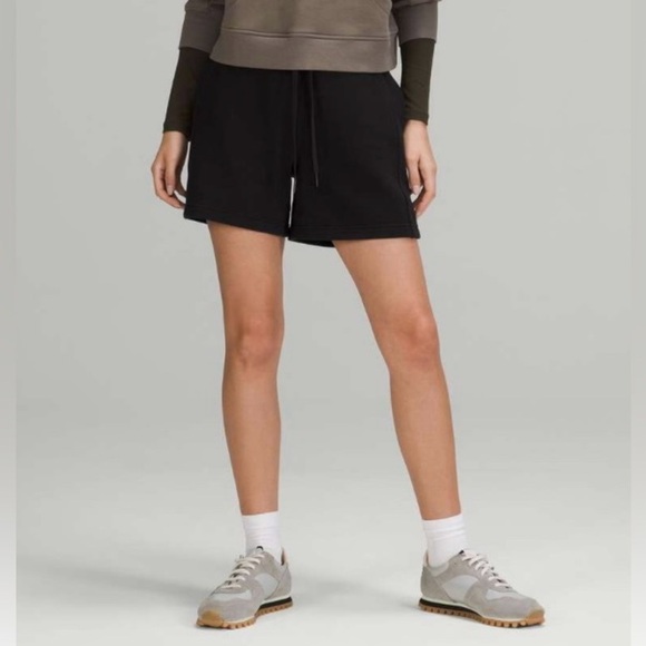 lululemon athletica Women's Black Scuba High-Rise Shorts-5" - Picture 4 of 7